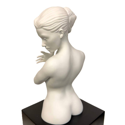 Goebel Skulptur "Fire in the Belly" in weiß von Lana Frey Artis Orbis - Limitid Edition