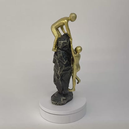 Der Aufstieg – Motivierende Skulptur mit Kletterfiguren in Gold 26cm