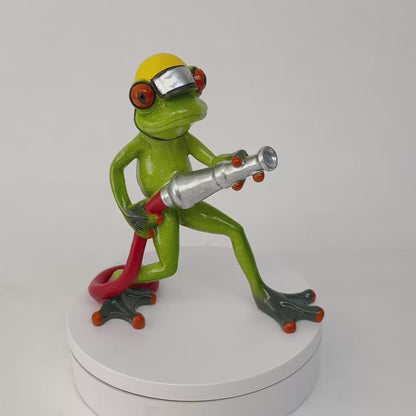 Frosch Feuerwehrmann mit Schlauch